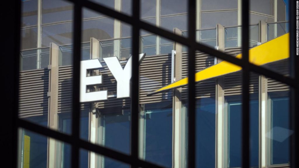 Ernst & Young ha multato di $ 100 milioni dopo che i dipendenti hanno tradito gli esami CPA