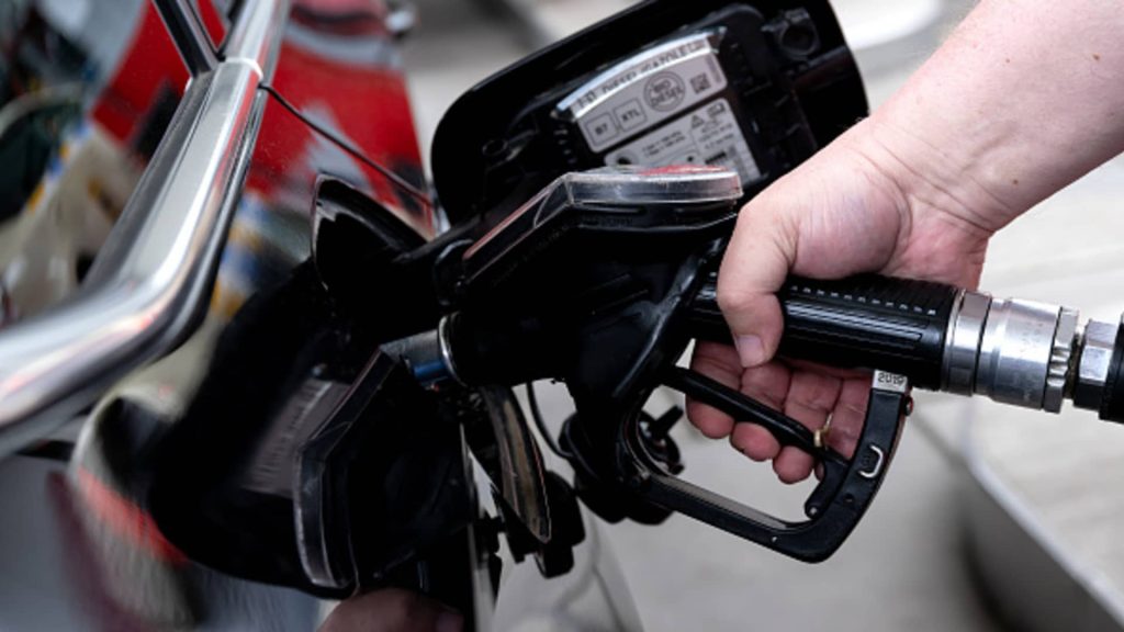 Gli inglesi pagano $ 8,60 al gallone rispetto ai $ 125 per la benzina per fare il pieno di un'auto di famiglia