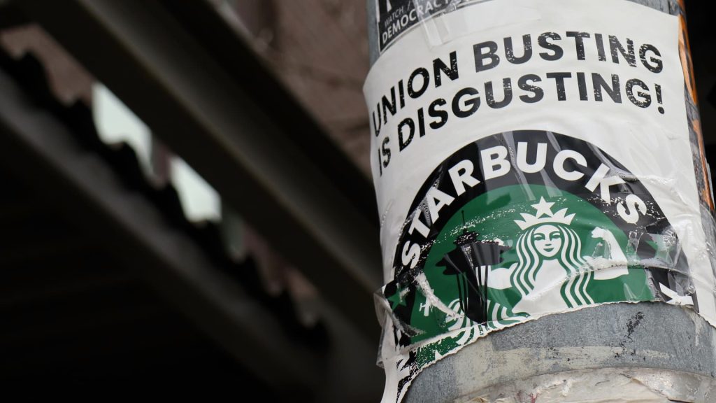 Il sindacato ha affermato che Starbucks ha chiuso illegalmente la caffetteria in risposta, riferisce Bloomberg