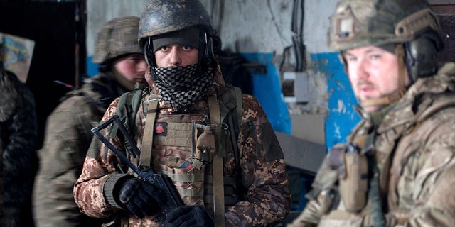 I soldati dell'esercito ucraino aspettano l'attentato in un rifugio in un sito nella regione di Luhansk il 5 marzo 2022. 