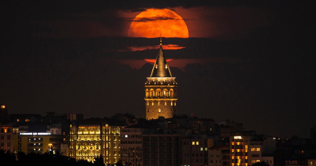 La gigantesca luna fragola illumina il cielo ed è la luna più bassa dell'anno
