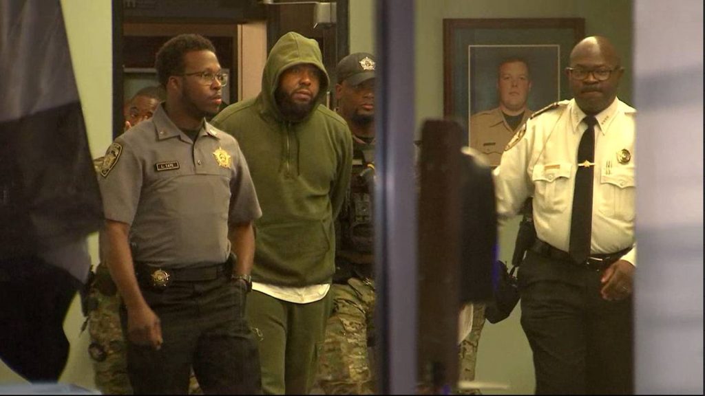 La madre dell'uomo accusata di aver ucciso il rapper di Atlanta Trouble è stata determinante nella sua resa, afferma lo sceriffo — WSB-TV Channel 2