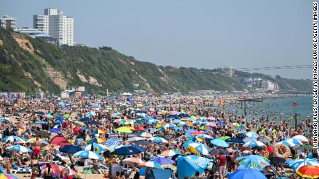 Una spiaggia affollata a Bournemouth il 17 giugno mentre la Gran Bretagna è esposta a temperature soffocanti. 