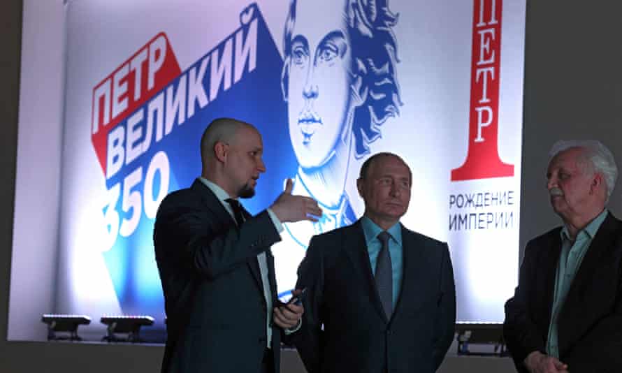 Il presidente Vladimir Putin, al centro, in una mostra che commemora il 350° anniversario della nascita del primo imperatore russo, Pietro il Grande, a Mosca