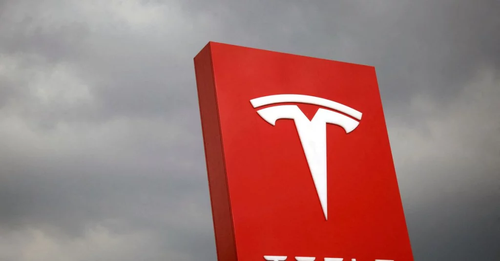 Tesla chiede l'approvazione degli investitori per un frazionamento azionario 3 per 1
