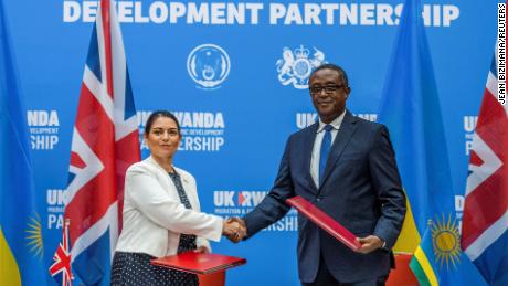 Il ministro dell'Interno britannico Priti Patel stringe la mano al ministro degli Esteri ruandese Vincent Beirutari dopo aver firmato l'accordo di partenariato in una conferenza stampa congiunta a Kigali, in Ruanda, il 14 aprile.