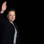 Elon Musk rompe il silenzio su Twitter con una foto del Papa a Venezia