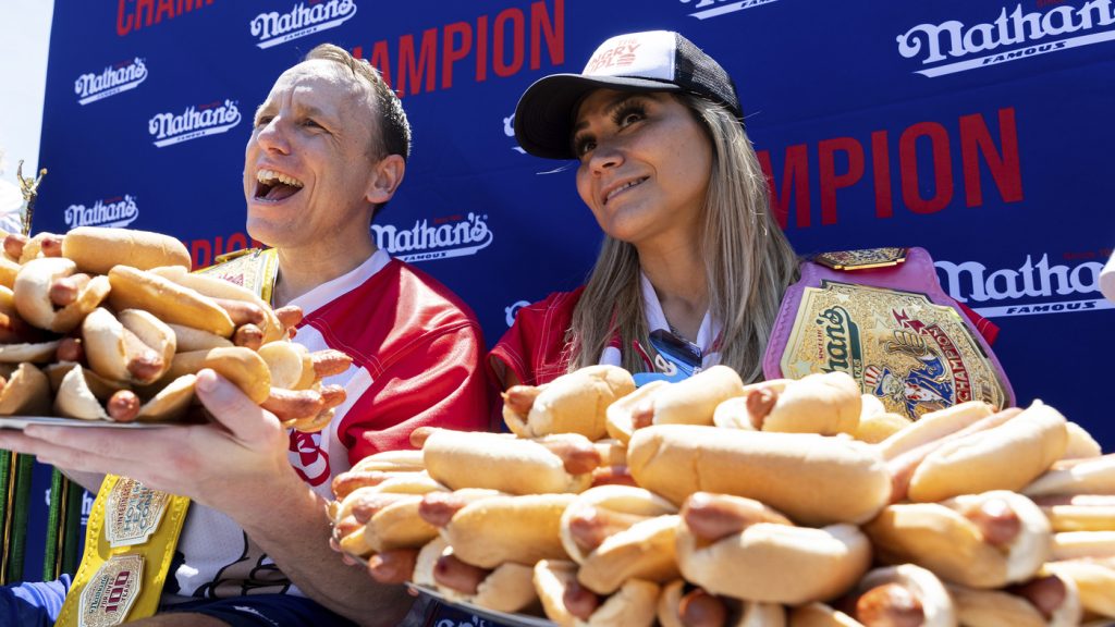 I vincitori del Nathan's Hot Dog Eating Contest 2022 sono Joey Chestnut e Mickey Sudou: NPR
