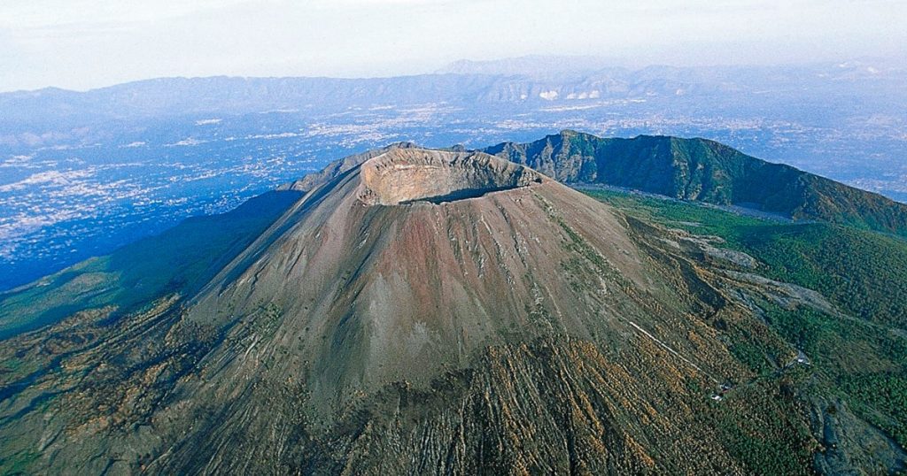 Un turista americano cade nel cratere del Vesuvio dopo essersi fatto un selfie