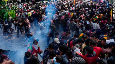 La polizia ha usato gas lacrimogeni mercoledì mentre i manifestanti hanno preso d'assalto l'ufficio del primo ministro. 