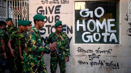 I soldati dell'esercito dello Sri Lanka pattugliano vicino alla residenza ufficiale del presidente Gotabaya Rajapaksa tre giorni dopo essere stata presa d'assalto dai manifestanti anti-governativi a Colombo.