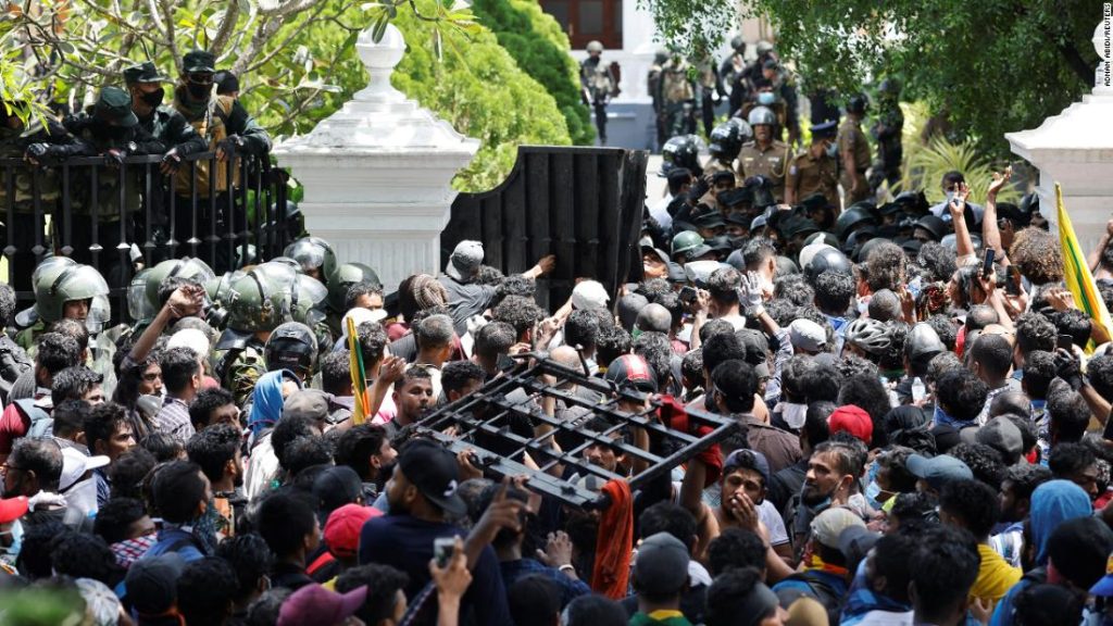 Sri Lanka: i manifestanti prendono d'assalto l'ufficio del primo ministro, il presidente fugge dal Paese senza dimettersi