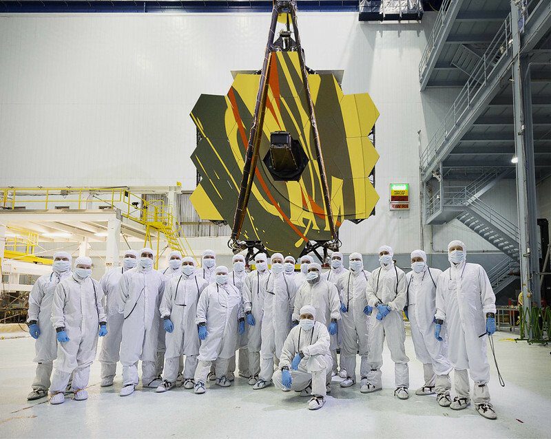 Scienziati davanti al telescopio spaziale James Webb