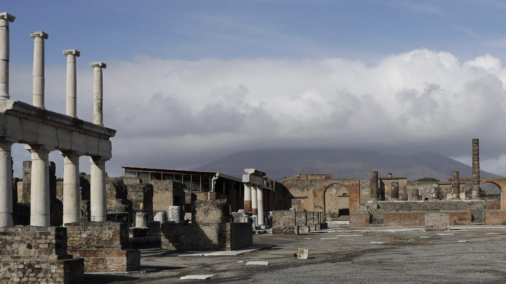 Un turista americano cade nel cratere del Vesuvio e viene soccorso: NPR