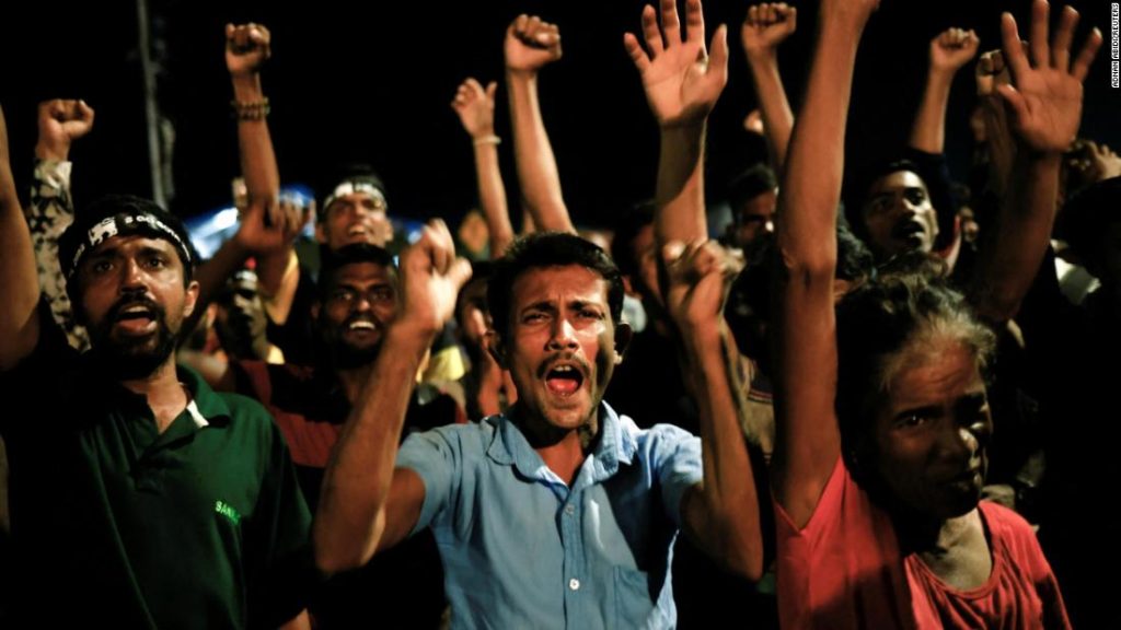 Gli srilankesi festeggiano dopo le dimissioni del presidente Rajapaksa, ma incombono problemi più grandi