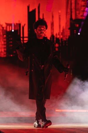 The Weeknd esce sulla passerella per il calcio d'inizio del suo tour di Filadelfia giovedì.