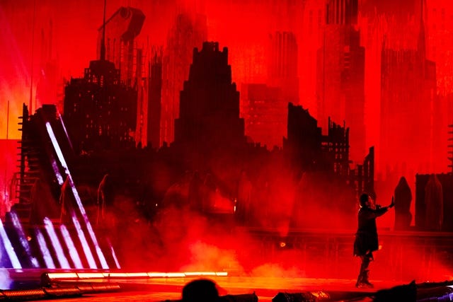 Uno skyline di edifici in fiamme oscura il tour After Hours Til Dawn di The Weeknd, iniziato giovedì a Filadelfia.