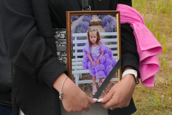 Una donna tiene un ritratto di Lisa, una bambina di 4 anni uccisa in un attacco russo, durante una cerimonia funebre a Vinnytsia, in Ucraina, il 17 luglio 2022. Lisa era tra le 23 persone uccise, di cui due 7 e 8- ragazzi di un anno, nello sciopero Rocket giovedì a Vinnytsia.  Sua madre, Irina Dmitrieva, era tra le persone contagiate.