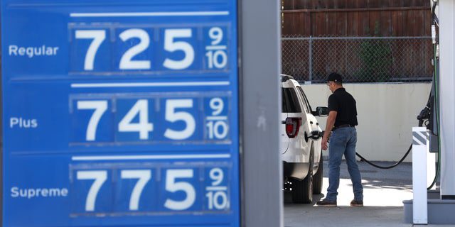 I prezzi della benzina superiori a $ 7,00 al gallone vengono visualizzati in una stazione di servizio Chevron il 25 maggio 2022 a Menlo Park, in California.  (Justin Sullivan/Getty Images)