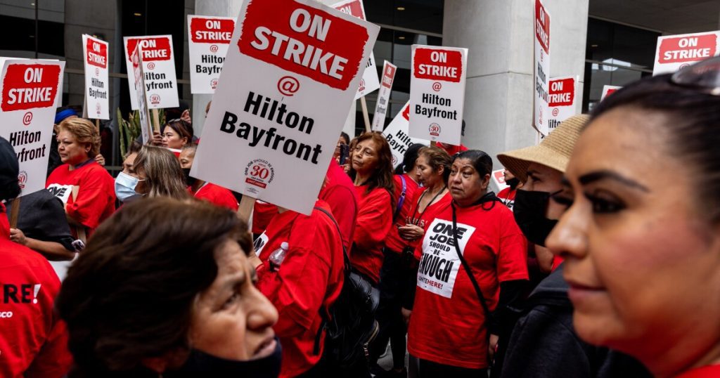 Lo sciopero dei lavoratori dell'hotel Hilton Bayfront si è fermato mercoledì in ritardo quando è iniziato il Comic-Con