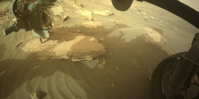 La navicella spaziale Mars Perseverance della NASA ha catturato questa immagine dell'area davanti usando la sua fotocamera anteriore destra per evitare pericoli a bordo.  .