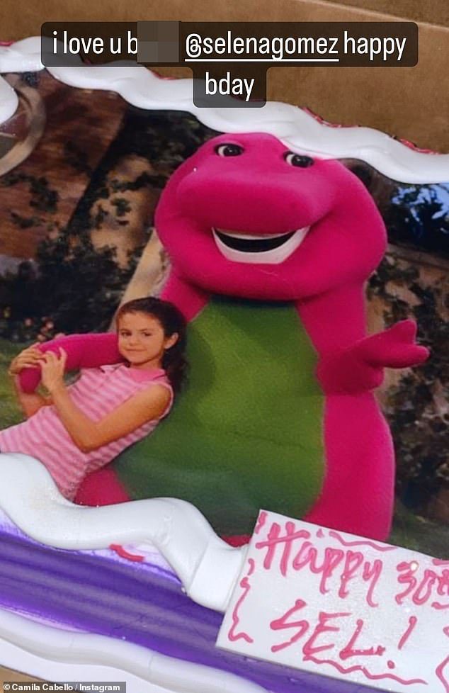 Carino: la pop star Camila Cabello ha pubblicato una foto carina di una torta con la foto di Barney d'infanzia di Selena stampata su di essa.  Ha scritto: 'I love ub ****selenagomez Happy Bday', anche se non era chiaro se avesse partecipato alla festa