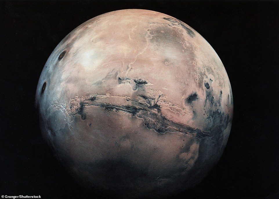 La massiccia Valles Marineris del Pianeta Rosso, che copre circa un quarto della circonferenza del pianeta, è visibile sopra (al centro) in questa immagine del Gruppo Granger.