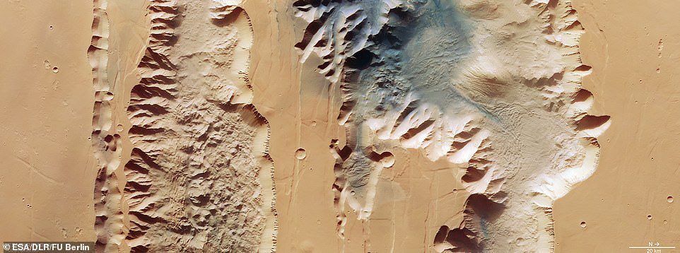 L'immensa valle del pianeta rosso è stata svelata in nuove immagini diffuse dall'Agenzia spaziale europea.  La nuova immagine raffigura due trincee, o voragini, che fanno parte della parte occidentale della Valles Marineris.  Sulla sinistra c'è il Lus Chasma Trail di 521 miglia e sulla destra c'è il Tithonium Chasma Trail di 500 miglia