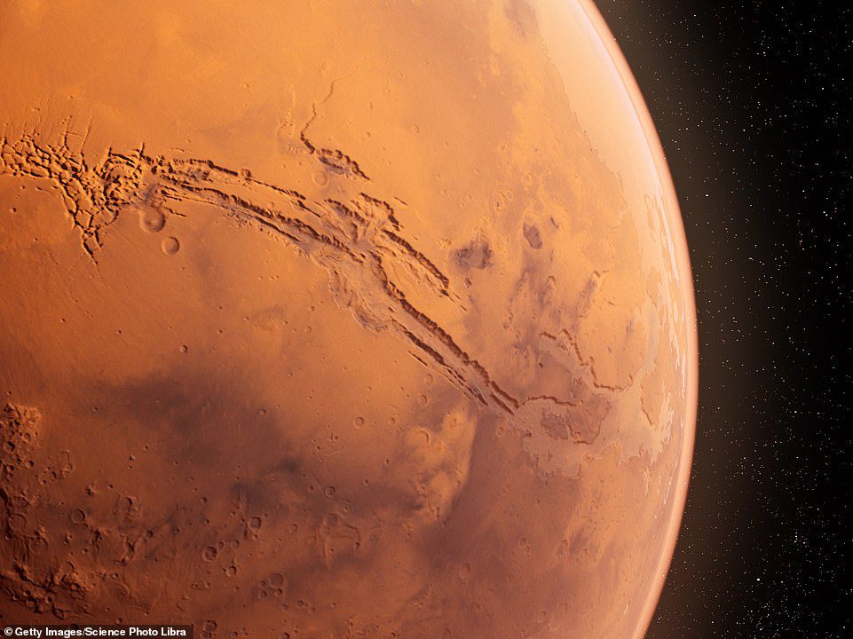 Nell'immagine sopra, un'illustrazione al computer della Valles Marineris Valley sul pianeta rosso, la valle più grande del sistema solare