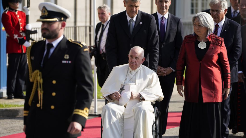 Il Canada dice che le scuse del Papa agli indigeni non bastano: NPR