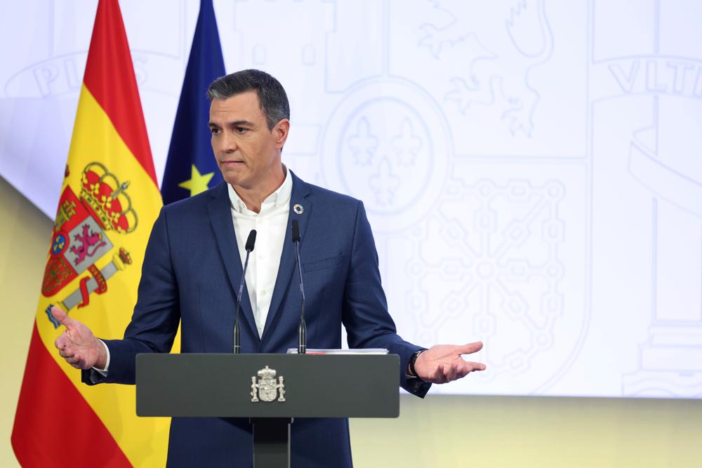Il primo ministro spagnolo Sanchez propone di abbandonare la cravatta per risparmiare energia