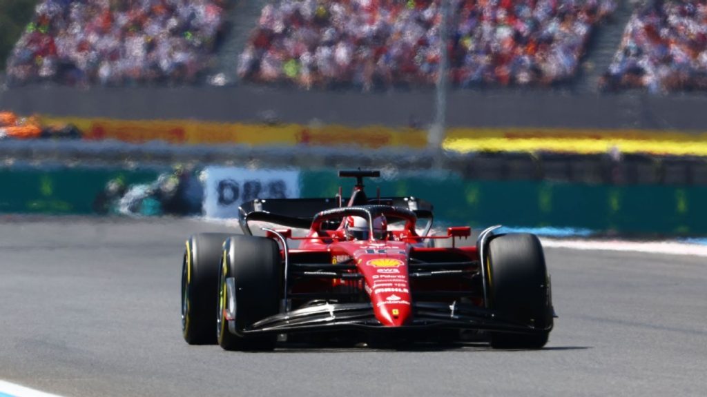 Charles Leclerc della Ferrari fuori dalla pole position al Gran Premio di Francia