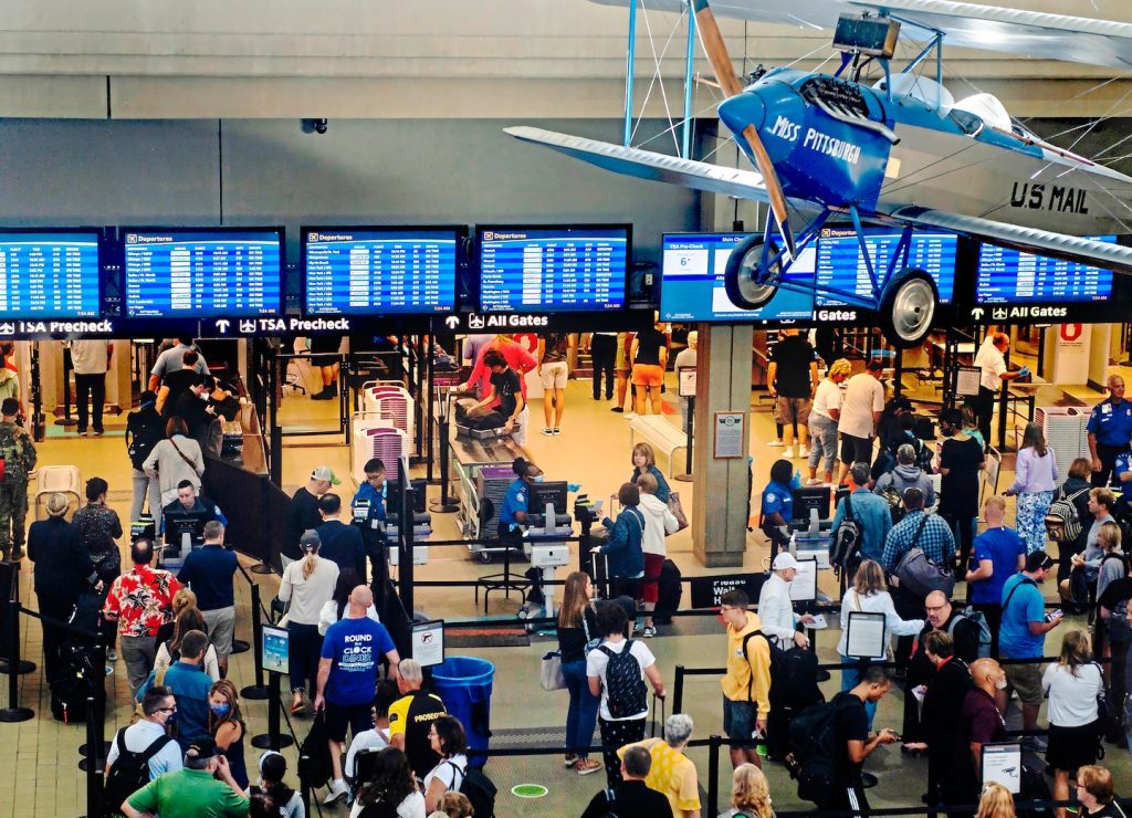 I viaggiatori del 4 luglio devono affrontare migliaia di ritardi dei voli, cancellazioni e aumento dei prezzi del gas negli Stati Uniti