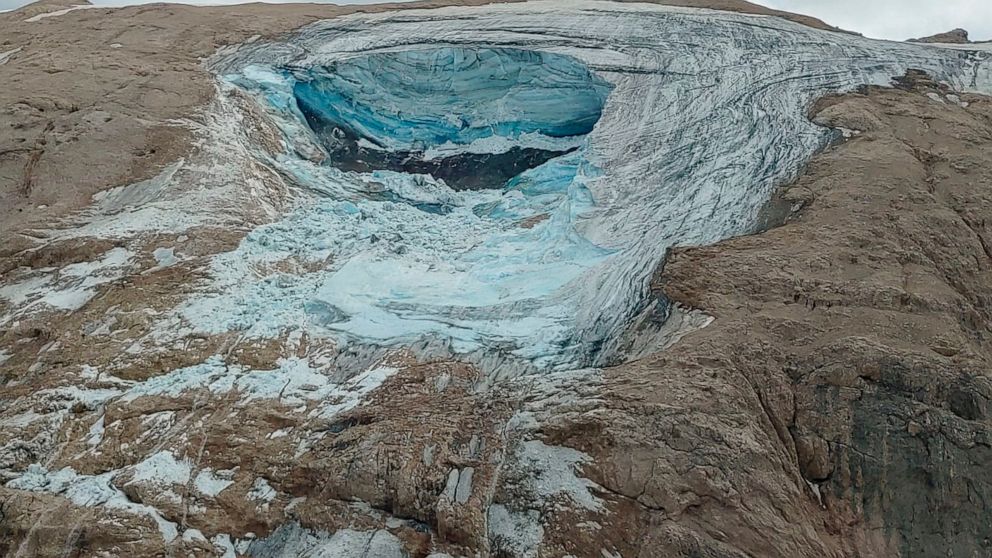 Il ghiacciaio alpino è stato strappato, uccidendo almeno 6 escursionisti