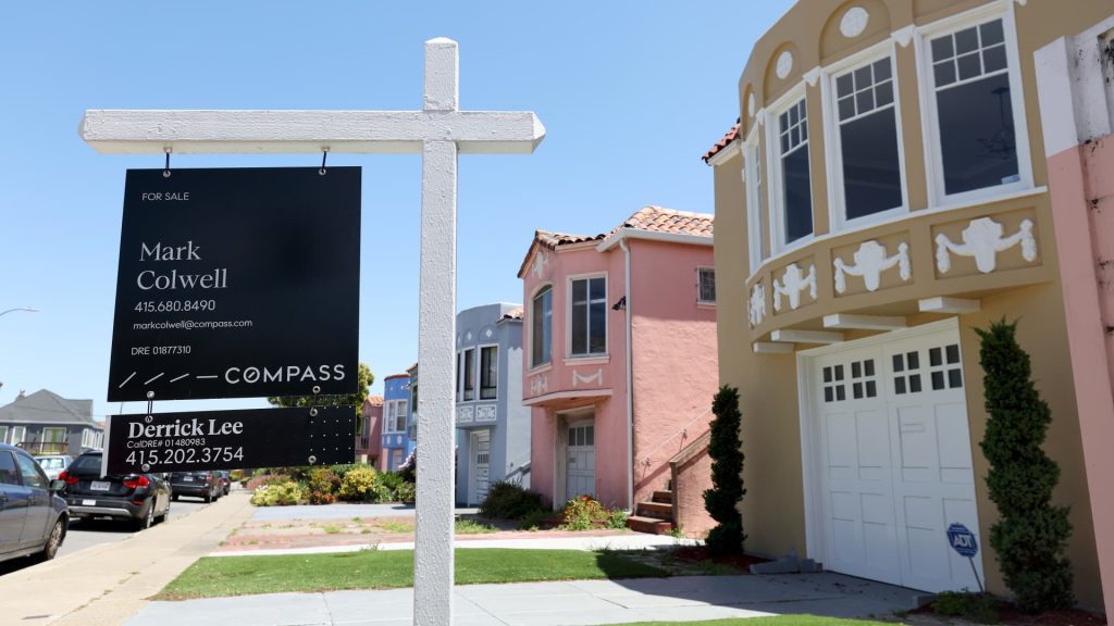 Le vendite di case a giugno sono diminuite del 5,4% rispetto a maggio, poiché i prezzi hanno raggiunto un altro record
