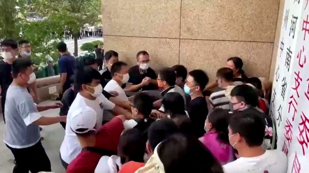 Manifestanti bancari nella provincia cinese di Henan sono stati attaccati da gruppi in borghese