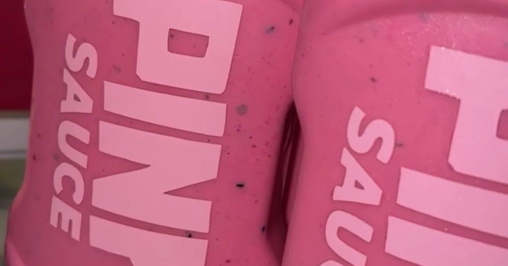 Nessuno sa cosa c'è in Pink Sauce, l'ultimo prodotto virale di TikTok