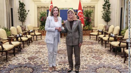 La presidente della Camera dei rappresentanti degli Stati Uniti Nancy Pelosi, a sinistra, e il presidente di Singapore Halimah Yacoub si stringono la mano all'Istana Presidential Palace a Singapore, lunedì 1 agosto.
