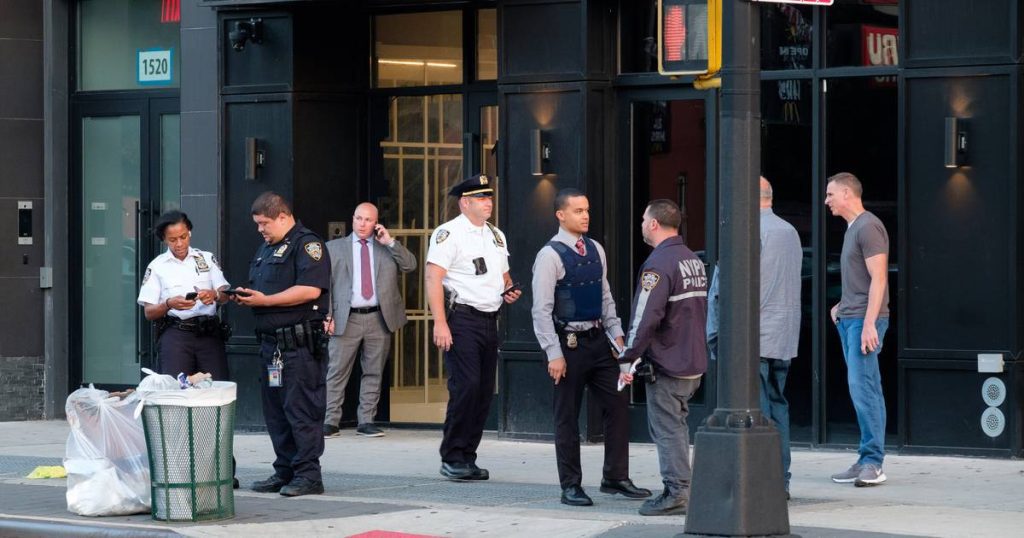 Un lavoratore di McDonald's a New York City è stato colpito da un colpo di pistola dal figlio di un cliente sputando patatine fritte fredde