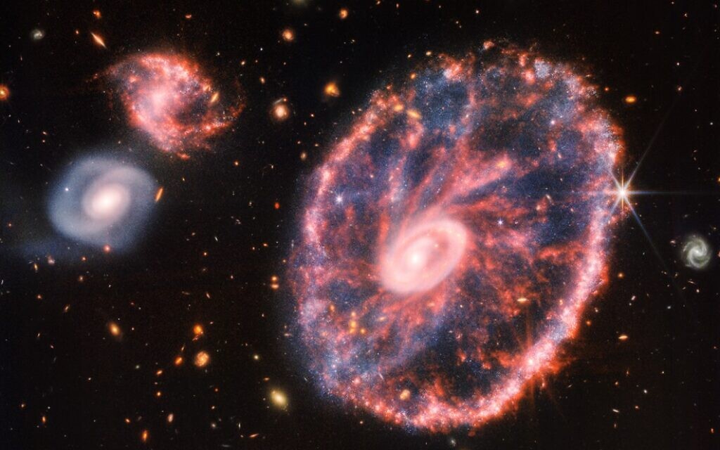 Il telescopio Webb cattura la colorata galassia Cartwheel, che si trova a 500 milioni di anni luce di distanza