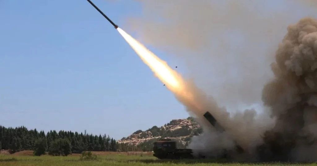 La Cina arrabbiata ha lanciato missili vicino a Taiwan durante le esercitazioni dopo la visita di Pelosi