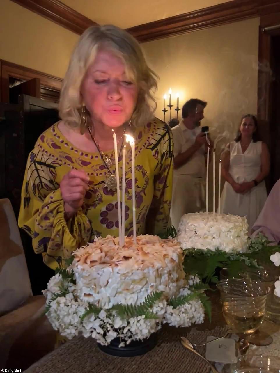 Il suo compleanno: i suoi ospiti hanno apprezzato il suo Chardonnay, 19 Martha Chard Crimes, così come il Cabernet Sauvignon, il fidanzato di Molly Chapelt