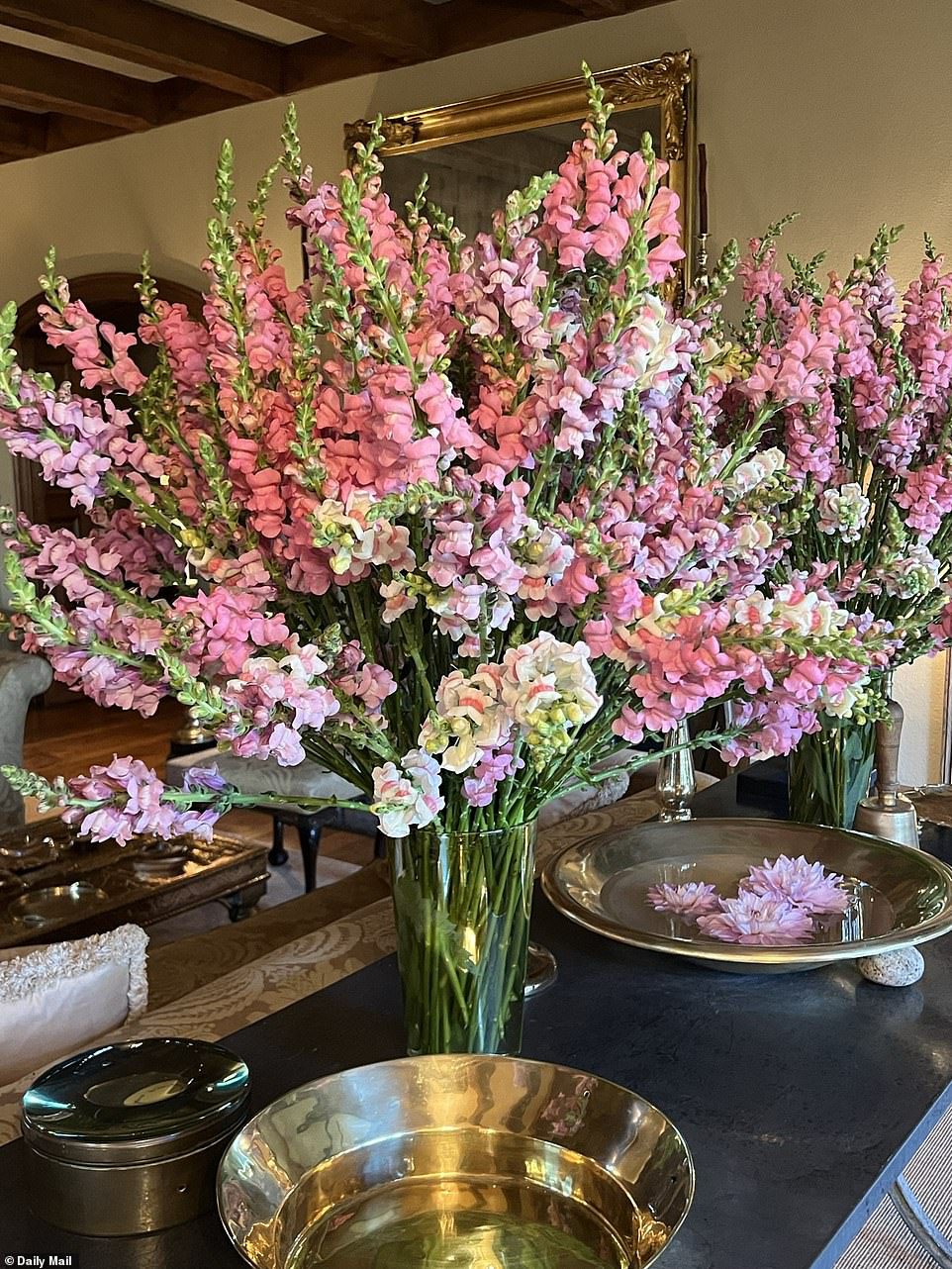 Splendido: Martha aveva anche composizioni floreali rosa e bianche lungo i tavoli