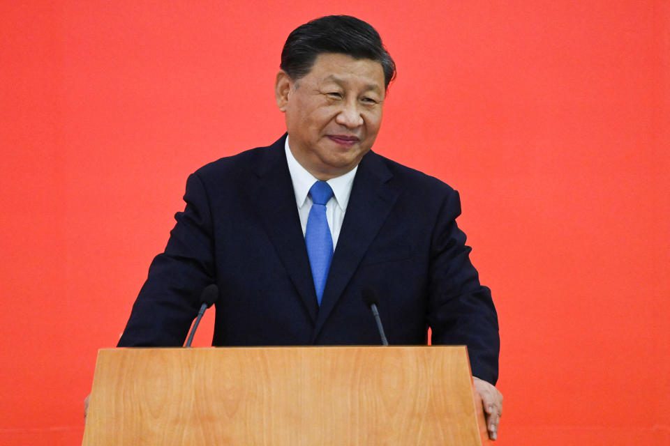 Il presidente cinese Xi Jinping parla al suo arrivo tramite ferrovia ad alta velocità, in vista del 25° anniversario della consegna dell'ex colonia britannica al dominio cinese, a Hong Kong, Cina, 30 giugno 2022. Saleem Stetaiti/Paul via Reuters