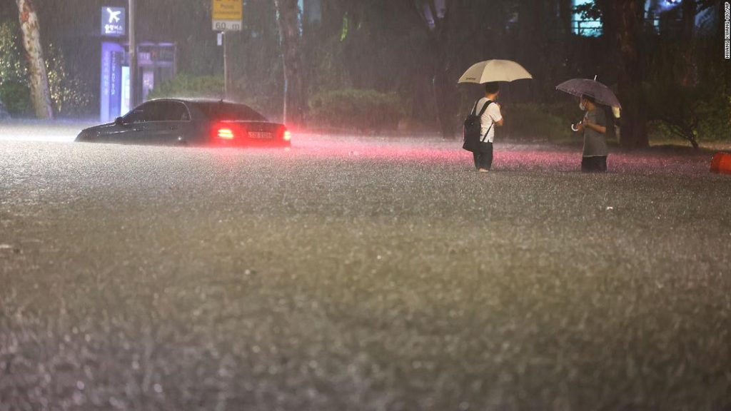 Inondazioni a Seoul: piogge record hanno ucciso almeno 8 persone nella capitale della Corea del Sud a causa dell'allagamento degli edifici e dell'allagamento delle auto