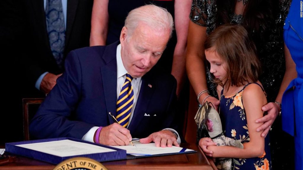 Biden firma un disegno di legge per espandere i benefici dell'assistenza sanitaria per i veterani esposti a ustioni tossiche