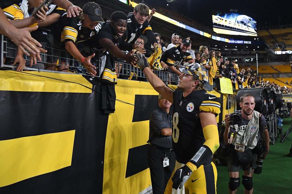 Kenny Beckett schiaffeggia la folla dopo la vittoria degli Steelers sui Seahawks sabato.