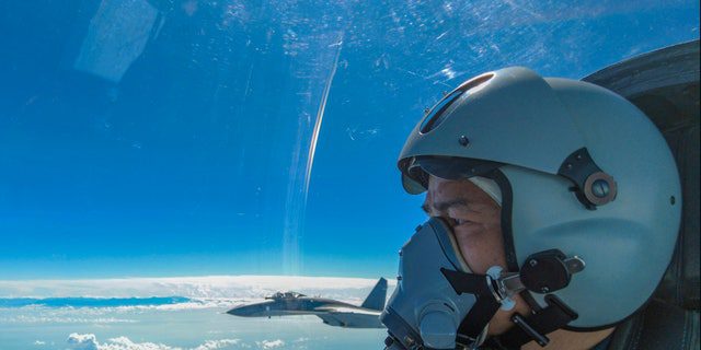 Un pilota dell'aeronautica cinese prende parte a un'esercitazione di combattimento vicino a Taiwan il 7 agosto 2022 (Wang Xinchao / Xinhua via AP)