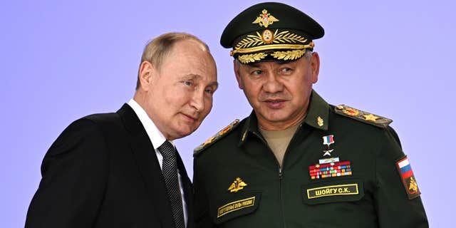 Il presidente russo Vladimir Putin, a sinistra, si impegna a rafforzare la cooperazione militare della Russia con i suoi alleati durante il Forum tecnico e militare internazionale dell'esercito 2022 al Patriot Park, fuori Mosca, Russia, il 15 agosto 2022.