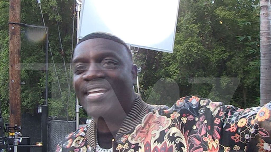 Akon dice agli hater di catturare Kanye oltre i contenitori del divario, sta aiutando i senzatetto